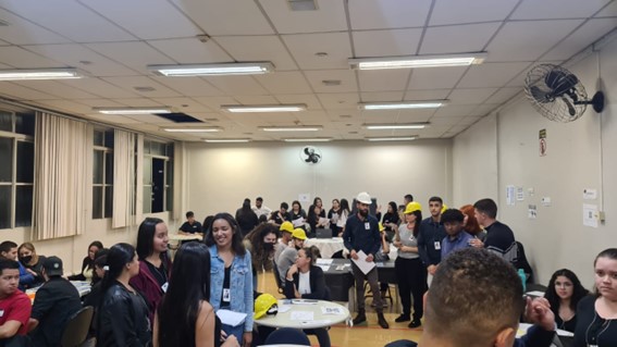 Figura 2 – Espaço com os grupos executando e sendo avaliados pelos egressos e coordenação.jpg