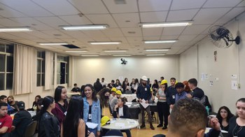 Figura 2 – Espaço com os grupos executando e sendo avaliados pelos egressos e coordenação.jpg
