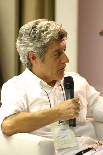 Caco Barcellos critica mídia brasileira