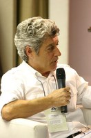Caco Barcellos critica mídia brasileira