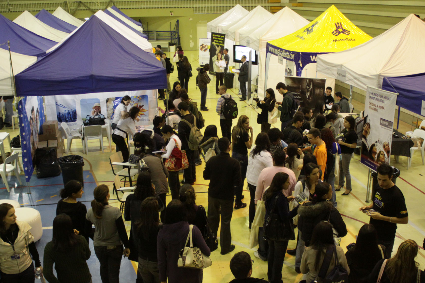 Feira de Oportunidades promove integração entre empresas e universitários