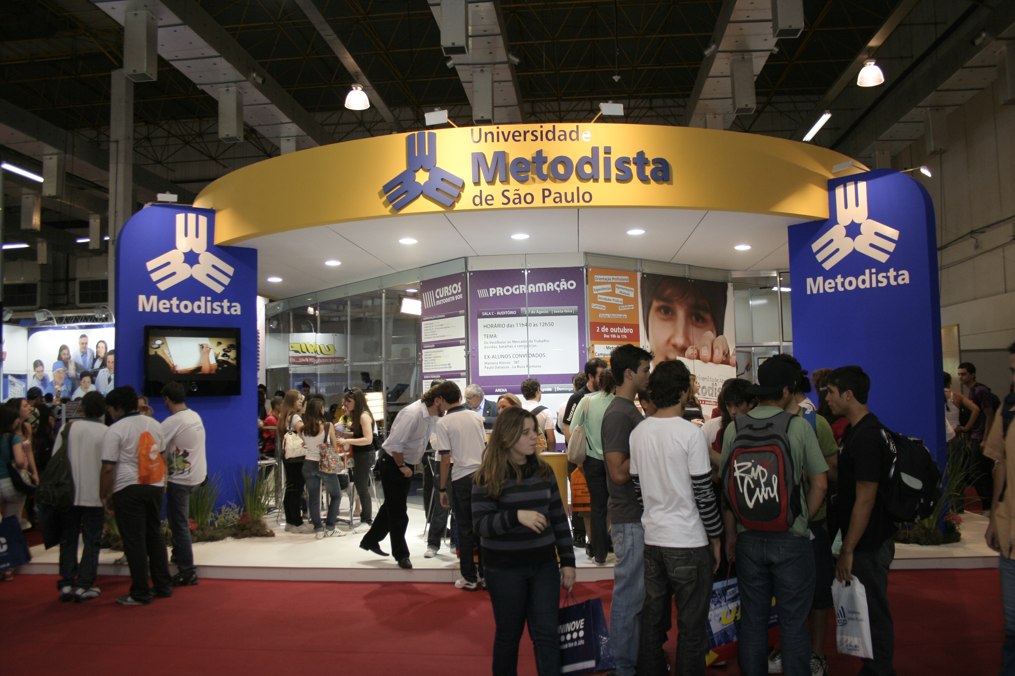 Estande da Metodista atrai público na Feira do Guia do Estudante