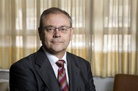 Universidade homenageia o espanhol José Peiró