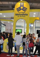 Estande da Metodista na Feira Guia do Estudante atrai vestibulandos e sorteia Ipad