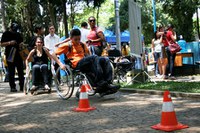Visitantes do Dia da Universidade Aberta passam por experiência de cadeirante 