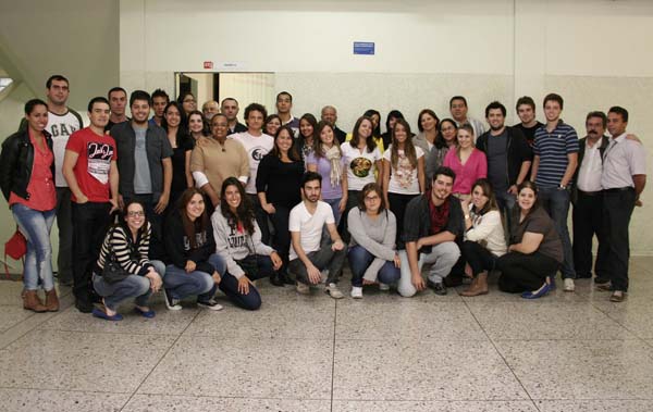 Alunos se reúnem para compartilhar experiências de intercâmbios