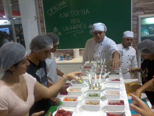 Feira do Guia do Estudante: visitantes aprendem a fazer canapés no estande da Metodista