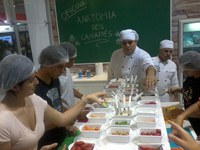 Feira do Guia do Estudante: visitantes aprendem a fazer canapés no estande da Metodista
