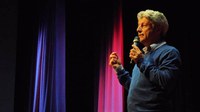 Caco Barcellos faz palestra na Metodista