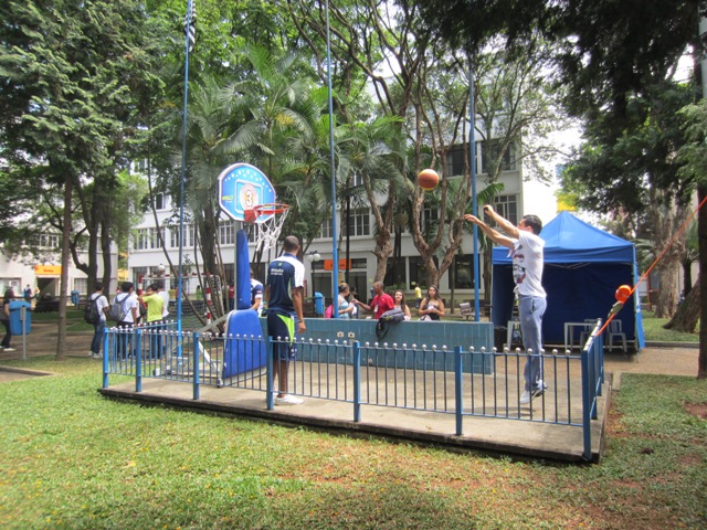 Equipes de handebol e basquete desafiam visitantes do Dia da Universidade Aberta