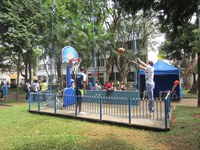 Equipes de handebol e basquete desafiam visitantes do Dia da Universidade Aberta