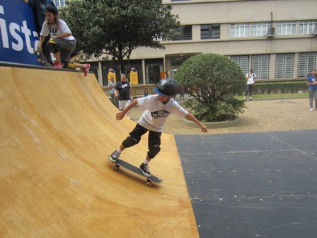 Skate é a nova atração do Dia da Universidade Aberta e visitantes podem encarar a mini-rampa