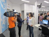 Visitantes apresentam telejornal no Dia da Universidade Aberta