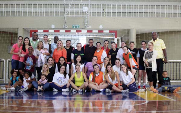 Emoção marca reencontro entre técnicos e ex-alunas da Escola de Esportes