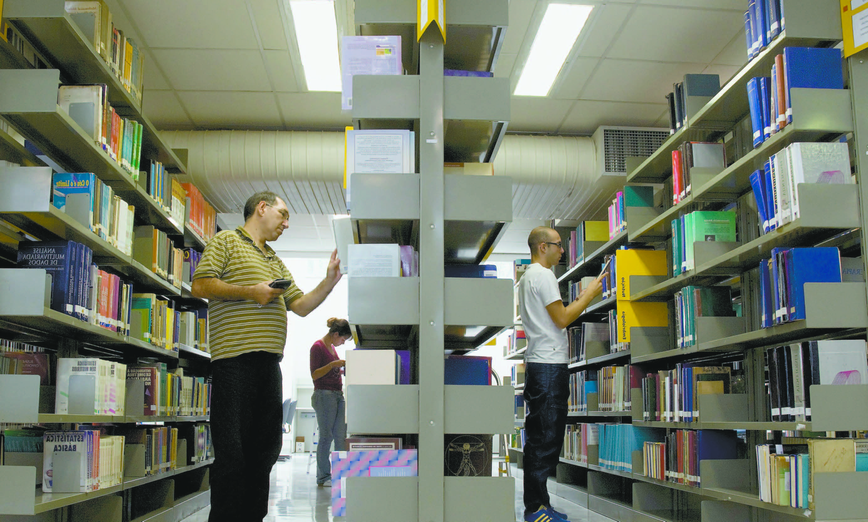 Você. Dia quente, sorvete de baunilha com calda de frutas vermelhas. Mar.