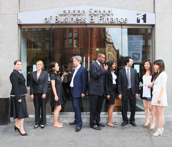 Metodista firma parceria com a London School of Business and Finance