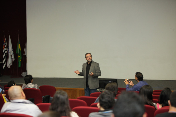 Palestra com dicas de profissões e apresentação da bateria Makossa encerram Dia da Universidade Aberta 2013