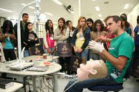 Visita ao laboratório de anatomia atrai dezenas de visitantes no Dia da Universidade Aberta