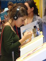 Vestibulandos conhecem mais sobre cursos da Metodista na Feira Guia do Estudante