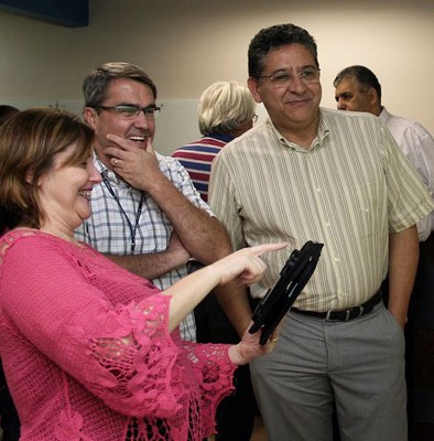Reitor Marcio Moraes e prof. Antero Matias interagem com prof. Andrea num tablet