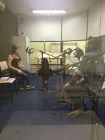 Transmissões simuladas acontecem no estúdio de rádio