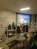 Visitantes conhecem o laboratório de Odontologia e clínica de atendimento