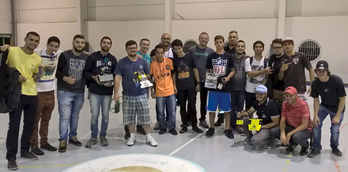 Com tração nas quatro rodas, Autobot vence 12º Sumô de Robôs