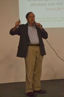 Em palestra na Metodista, Jonathan Wells reforça convicção de que Darwin errou na Teoria da Evolução