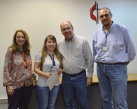 Carolina, Nilton e Giuliana receberam do reitor também um exemplar da Bíblia