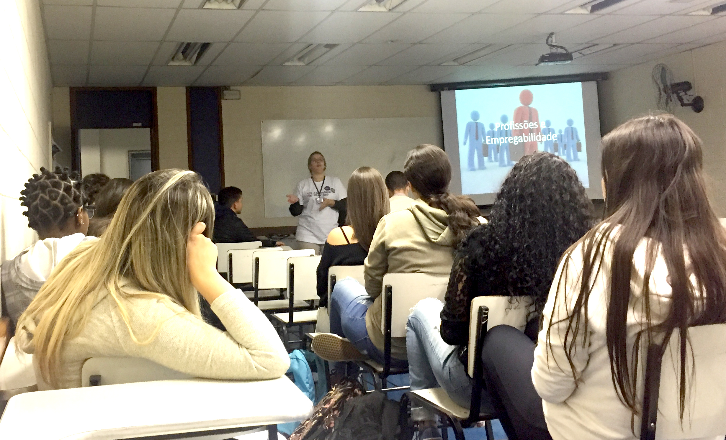 Oficina debate sobre empregabilidade em programação do Dia das Boas Ações