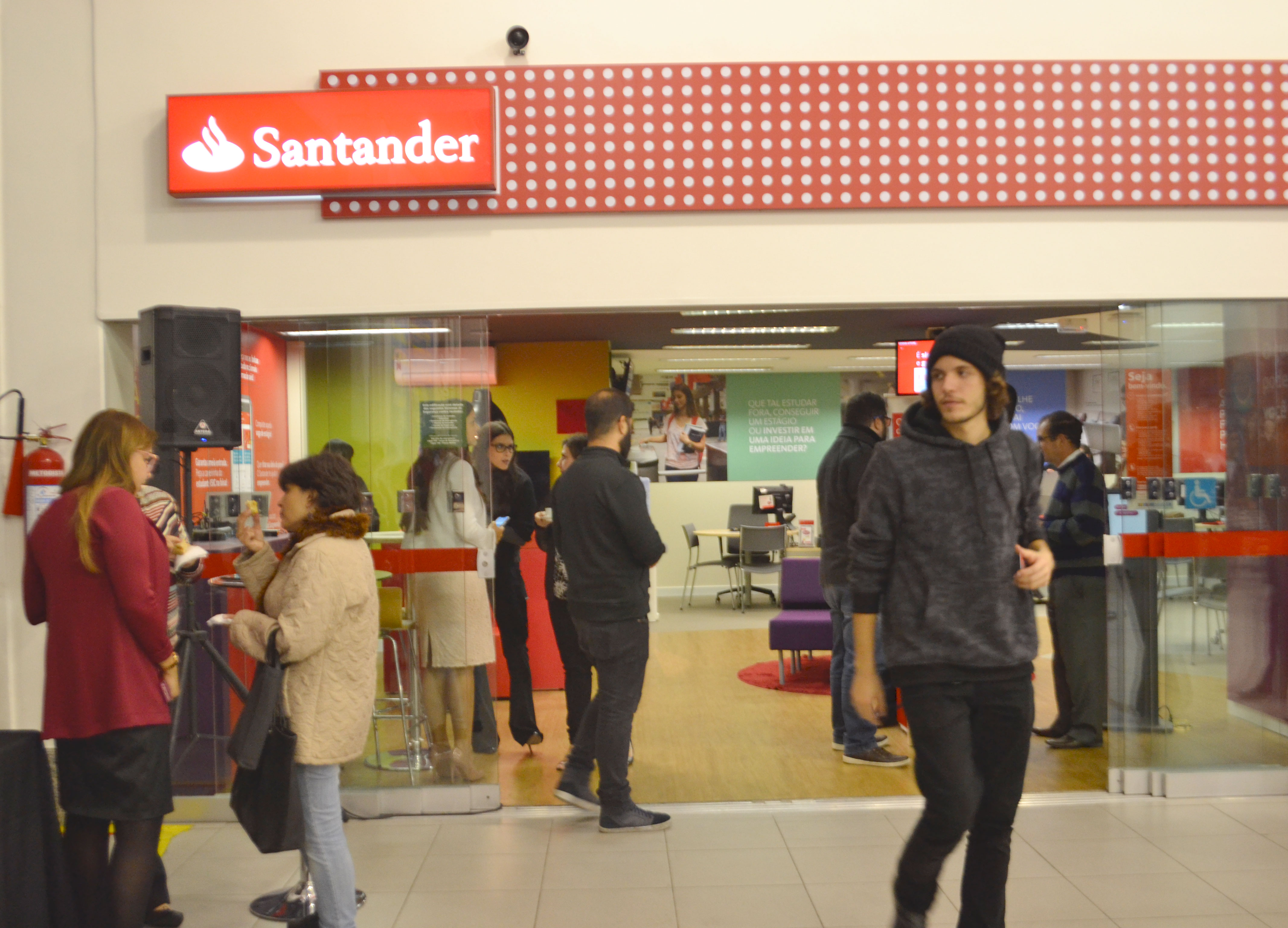 Santander renova agência na Metodista com conceito coworking