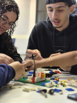Alunos de Administração e Comércio Exterior criam cenários para representar impactos ambientais