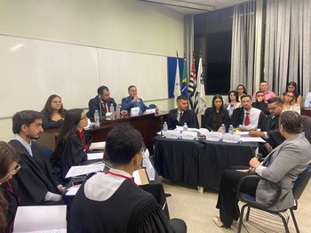Alunos de Direito simulam Tribunal do Júri e absolvem réu acusado de feminicídio