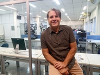 Curso de Jornalismo aprofunda o estudo crítico da notícia, diz prof. Grossi sobre desinformação e fake news