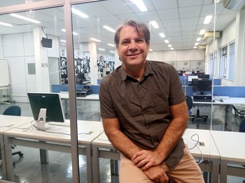 Curso de Jornalismo aprofunda o estudo crítico da notícia, diz prof. Grossi sobre desinformação e fake news