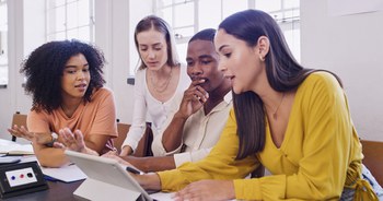 Dia dos Profissionais da Educação destaca importância da transmissão de conhecimentos entre gerações Dia dos Profissionais da Educação destaca importância da transmissão de conhecimentos entre gerações