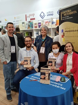 Editora Metodista promove segundo dia de sessão de autógrafos na 26ª Bienal Internacional do Livro