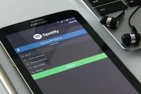 Em entrevista à AERP,  prof. Marcelo Briseno diz que rádio se eterniza também no digital