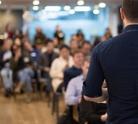 Executivo da Johnson e Johnson realiza palestra online sobre comunicação empresarial