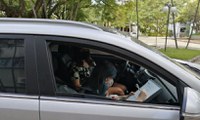 Formandos de 2020 retiram diplomas por meio de drive-thru