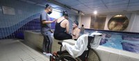 Natação adaptada gratuita na Metodista ajuda pacientes neurológicos, cardiopatas e pós-covid