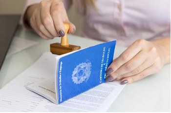 Professora de Gestão de RH, Valéria Calipo aprova nova idade e foco do Jovem Aprendiz Paulista Professora de Gestão de RH, Valéria Calipo aprova nova idade e foco do Jovem Aprendiz Paulista