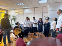 Setor de Produtos Artesanais realiza ação com música nos setores administrativos
